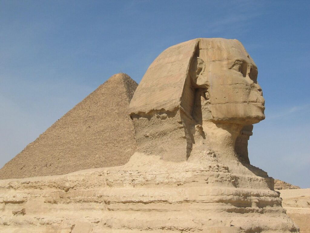 Egipska piramida Cheopsa – co warto o niej wiedzieć?